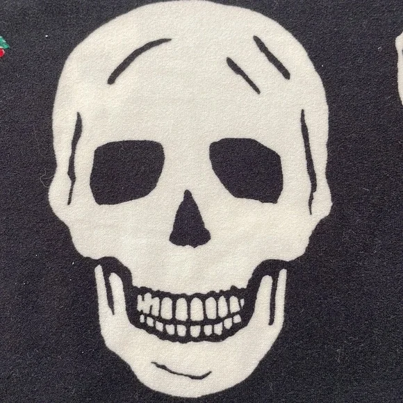 Skull & Roses Fitted tee NWT - Picture 4 of 5